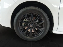 VW California Beach eHybrid 180 kW 4M in Candyweiß / Dach Deepblack Perleffekt