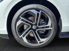 VW ID.7 Tourer GTX 4MOTION 250kW Business in Gletscherweiß Metallic Dach Schwarz