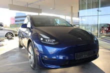 Tesla Model Y Long Range Dual AWD in dunkelblau - metallic-perleffekt