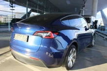 Tesla Model Y Long Range Dual AWD in dunkelblau - metallic-perleffekt