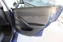 Tesla Model Y Long Range Dual AWD in dunkelblau - metallic-perleffekt