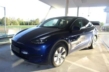 Tesla Model Y Long Range Dual AWD in dunkelblau - metallic-perleffekt