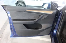 Tesla Model Y Long Range Dual AWD in dunkelblau - metallic-perleffekt