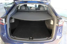Tesla Model Y Long Range Dual AWD in dunkelblau - metallic-perleffekt
