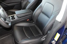 Tesla Model Y Long Range Dual AWD in dunkelblau - metallic-perleffekt