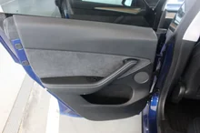 Tesla Model Y Long Range Dual AWD in dunkelblau - metallic-perleffekt