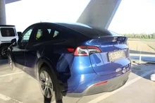 Tesla Model Y Long Range Dual AWD in dunkelblau - metallic-perleffekt