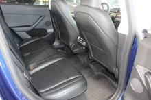 Tesla Model Y Long Range Dual AWD in dunkelblau - metallic-perleffekt