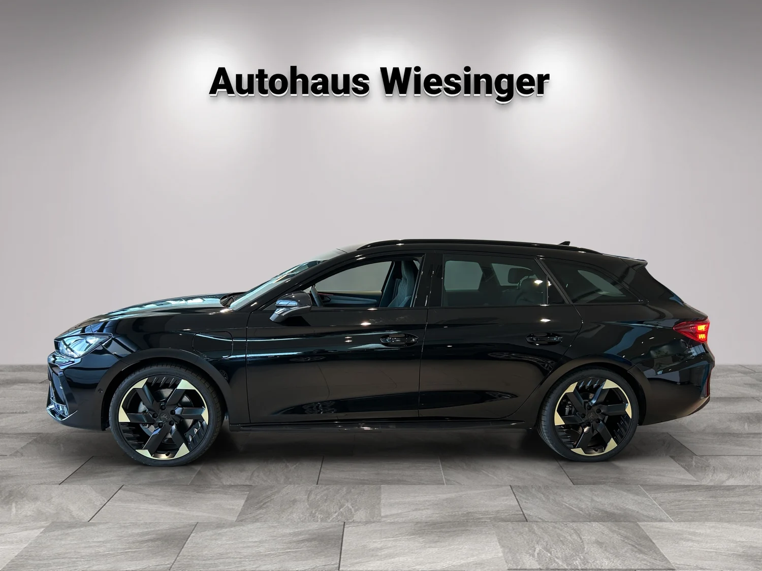 Bild eines Leon SP Kombi TRIBE e-HYBRID 150/204