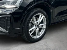 Audi Q2 35 TDI quattro S line in 0E Mythosschwarz Metallic
