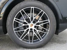 Porsche Cayenne E-Hybrid in schwarzmetallic