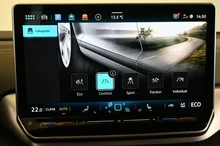 VW ID.4 Pro 4MOTION 210 kW Business in Mondsteingrau Dach schwarz