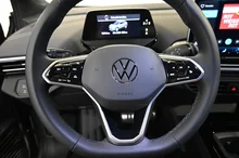 VW ID.4 Pro 4MOTION 210 kW Business in Mondsteingrau Dach schwarz