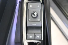 VW ID.4 Pro 4MOTION 210 kW Business in Mondsteingrau Dach schwarz