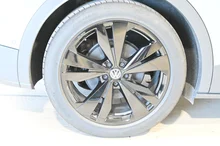 VW ID.4 Pro 4MOTION 210 kW Business in Mondsteingrau Dach schwarz