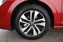 VW Golf Variant Life mHeV TSI DSG in KINGS RED METALLIC