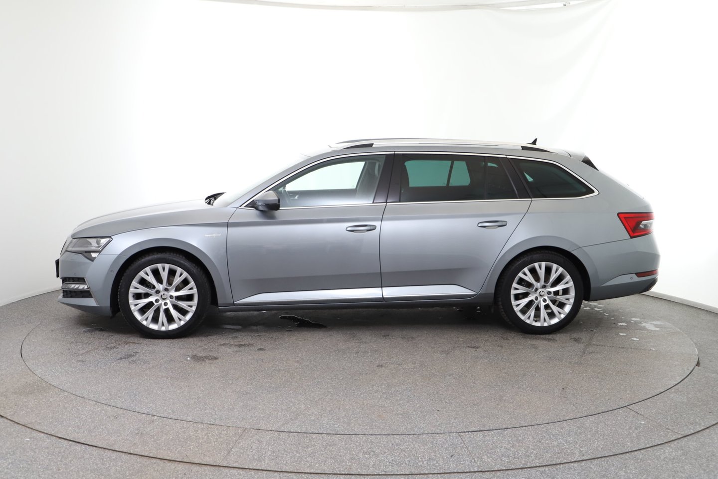 Škoda SUPERB Combi iV SPORTLINE DSG | Bild 2 von 32