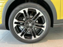 SEAT Arona FR 1.0 TSI in Hypnotic-Gelb Dach Nacht-Schwarz