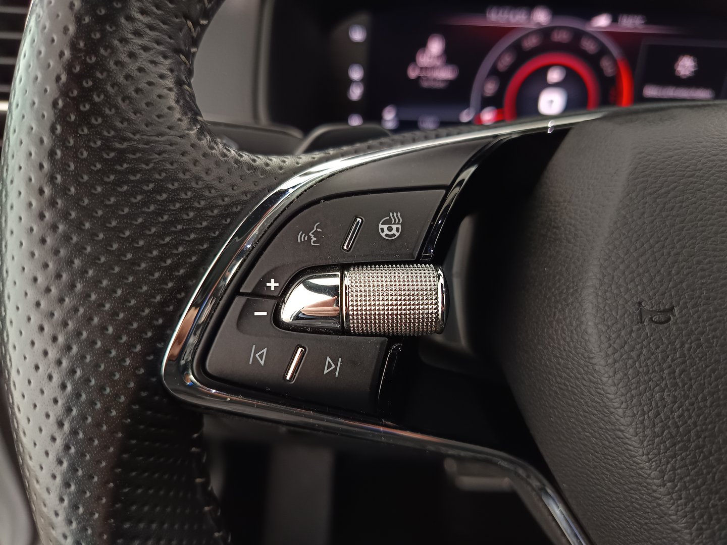 Škoda KAROQ SPORTLINE TSI DSG ACT | Bild 16 von 35