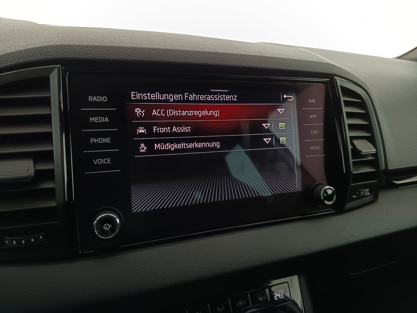Škoda KAROQ SPORTLINE TSI DSG ACT | Bild 28 von 35