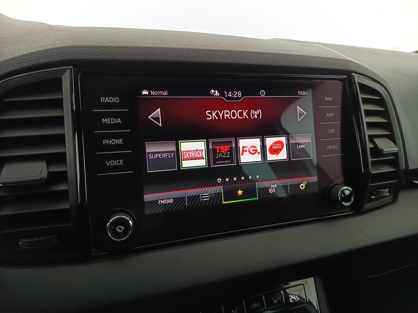 Škoda KAROQ SPORTLINE TSI DSG ACT | Bild 19 von 35