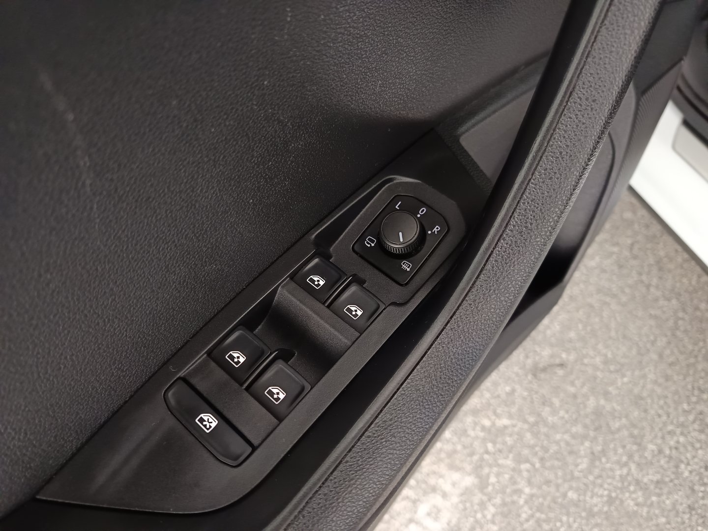 Škoda KAROQ SPORTLINE TSI DSG ACT | Bild 11 von 35