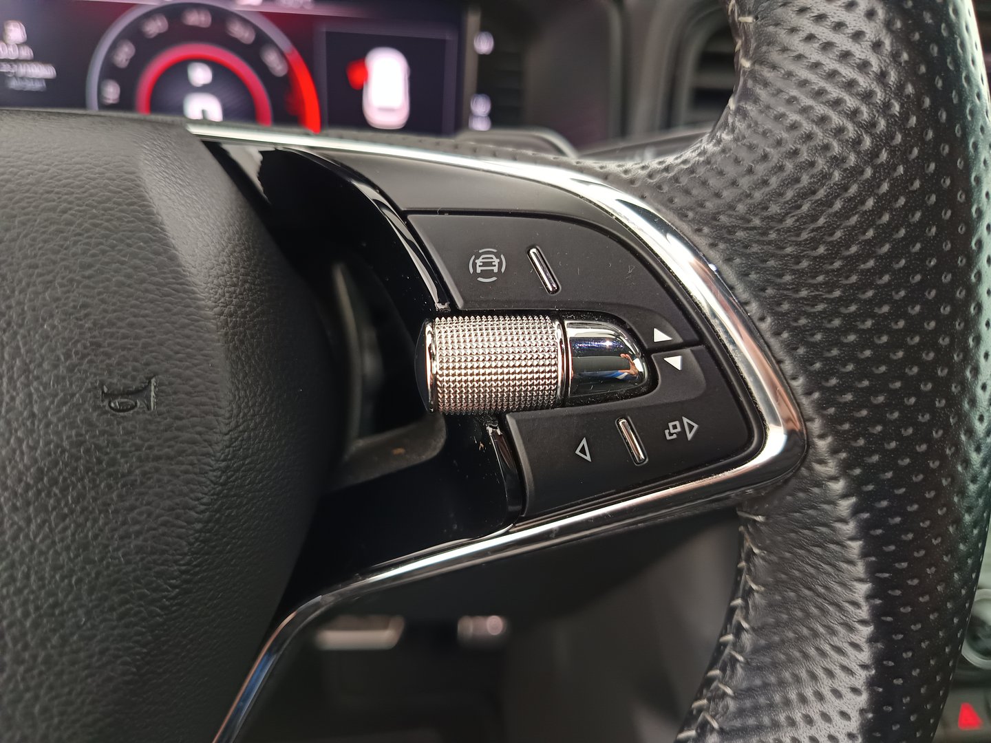 Škoda KAROQ SPORTLINE TSI DSG ACT | Bild 17 von 35