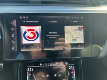 Audi Q8 55 e-tron quattro business in Gletscherweiss Metallic