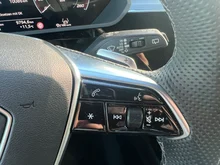 Audi Q8 55 e-tron quattro business in Gletscherweiss Metallic