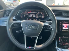 Audi Q8 55 e-tron quattro business in Gletscherweiss Metallic