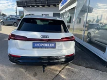 Audi Q8 55 e-tron quattro business in Gletscherweiss Metallic