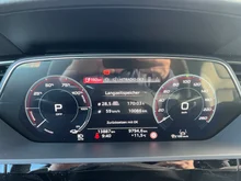 Audi Q8 55 e-tron quattro business in Gletscherweiss Metallic