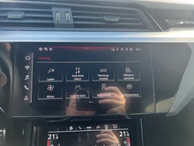 Audi Q8 55 e-tron quattro business in Gletscherweiss Metallic