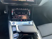 Audi Q8 55 e-tron quattro business in Gletscherweiss Metallic