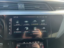 Audi Q8 55 e-tron quattro business in Gletscherweiss Metallic