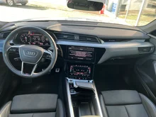 Audi Q8 55 e-tron quattro business in Gletscherweiss Metallic