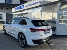 Audi Q8 55 e-tron quattro business in Gletscherweiss Metallic