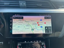 Audi Q8 55 e-tron quattro business in Gletscherweiss Metallic