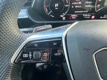 Audi Q8 55 e-tron quattro business in Gletscherweiss Metallic