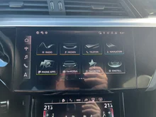 Audi Q8 55 e-tron quattro business in Gletscherweiss Metallic