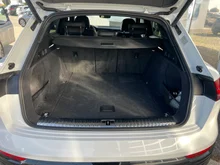 Audi Q8 55 e-tron quattro business in Gletscherweiss Metallic