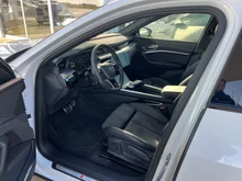 Audi Q8 55 e-tron quattro business in Gletscherweiss Metallic
