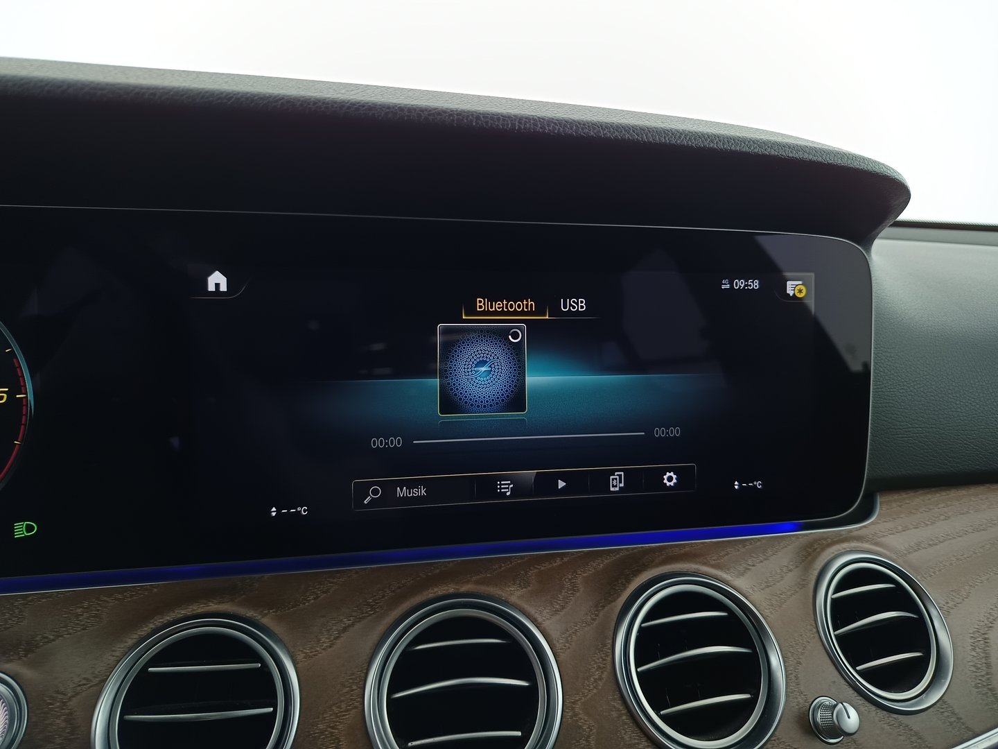 Mercedes E 220 d Aut. | Bild 25 von 38