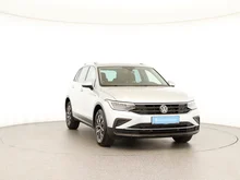VW Tiguan Life TSI DSG in Reflexsilber Metallic