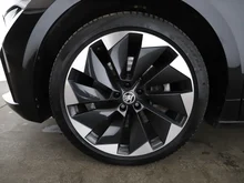 Škoda Enyaq Sportline 80x in SCHWARZ-MAGIC PERLEFFEKT