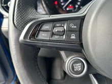Alfa Romeo Tonale Edizione Speciale Plug-In-Hybrid AWD in dunkelblau - metallic