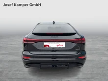 Audi Q6 Sportback e-tron quattro in Mythosschwarz Metallic