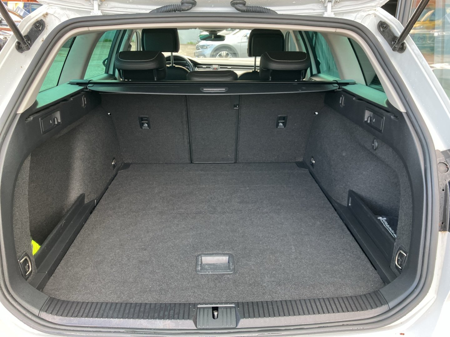 VW Passat Variant Elegance TDI DSG | Bild 17 von 17