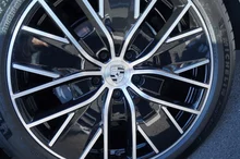 Porsche Macan 4 in mittelgrau - metallic