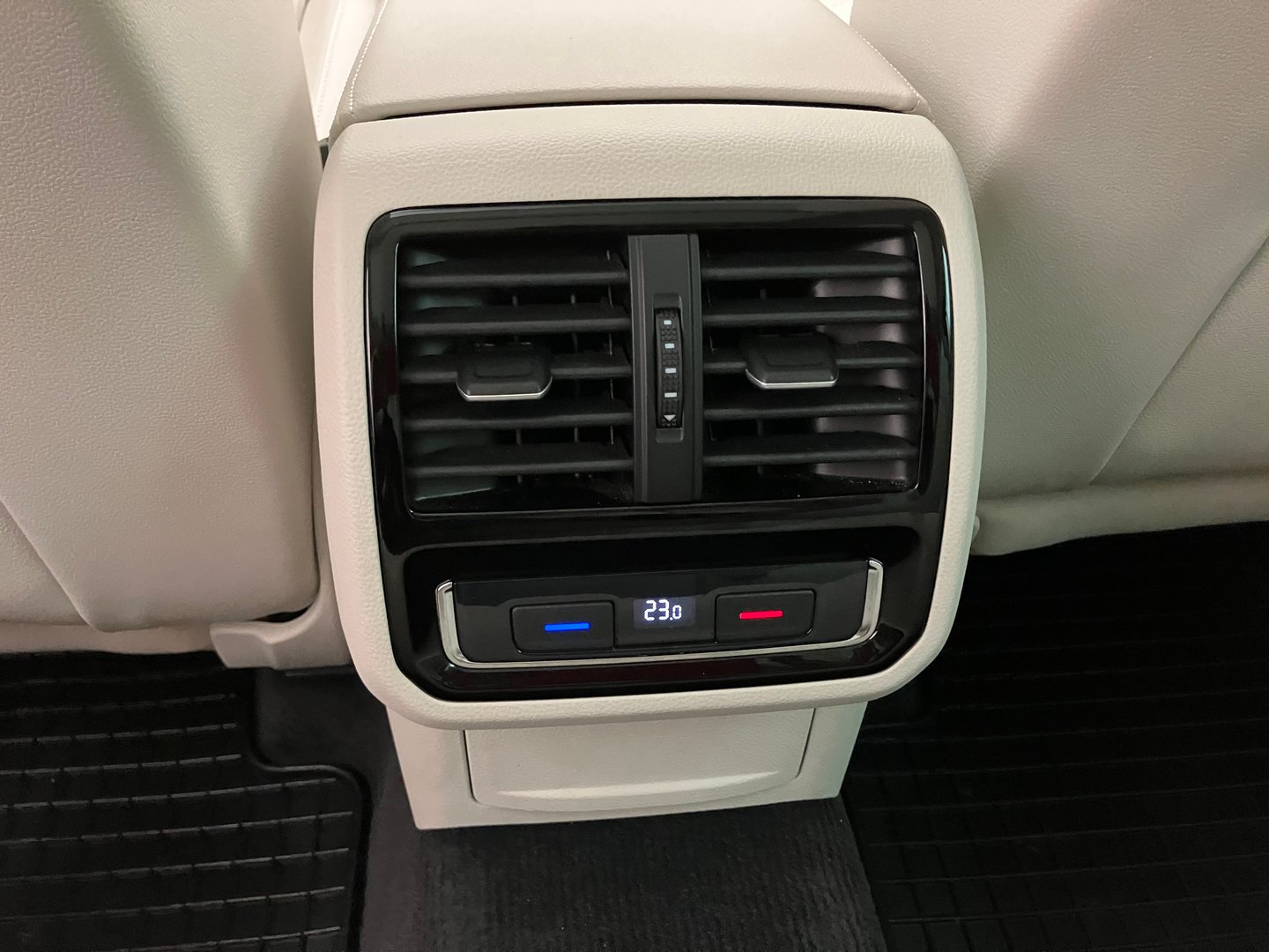 VW Passat Variant Highline TDI SCR DSG | Bild 28 von 30